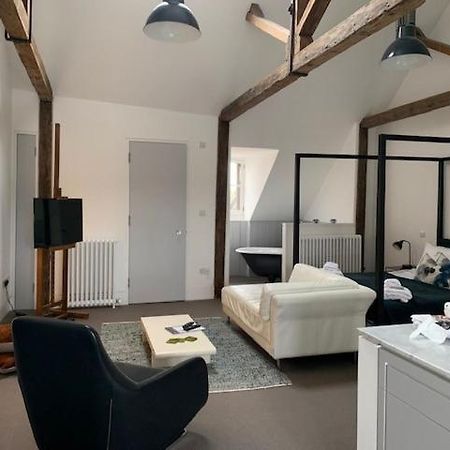 לואיס Montys Accommodation מראה חיצוני תמונה